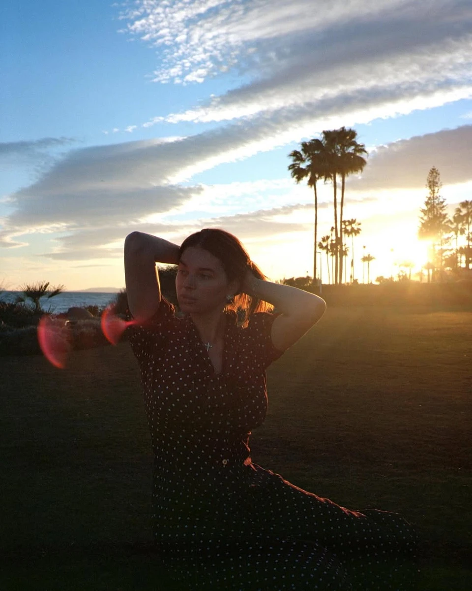 Дружина Усика в елегантному образі попозувала на фоні моря