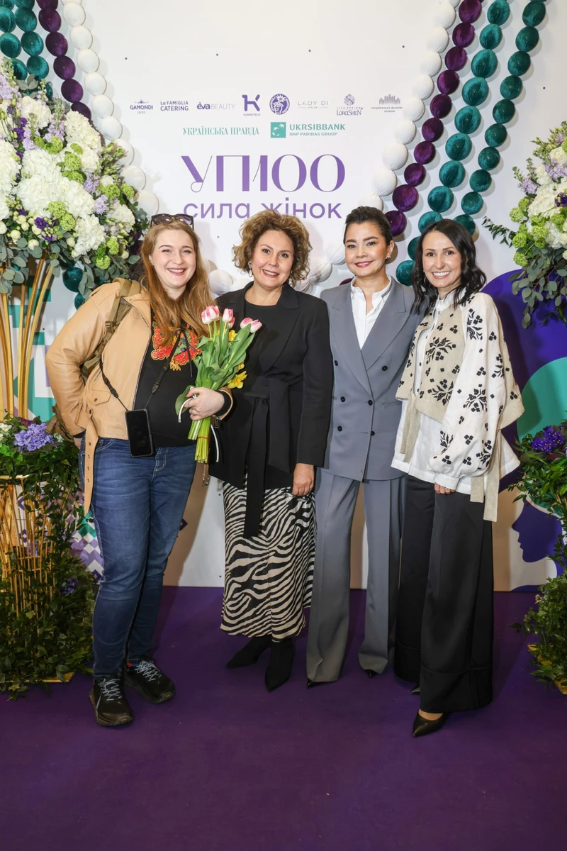 Бойова медикиня Марія Назарова, голова правління Українського культурного фонду Наталія Кривда, Севгіль Мусаєва та керівниця проєкту Unbroken Ірина Заславець 