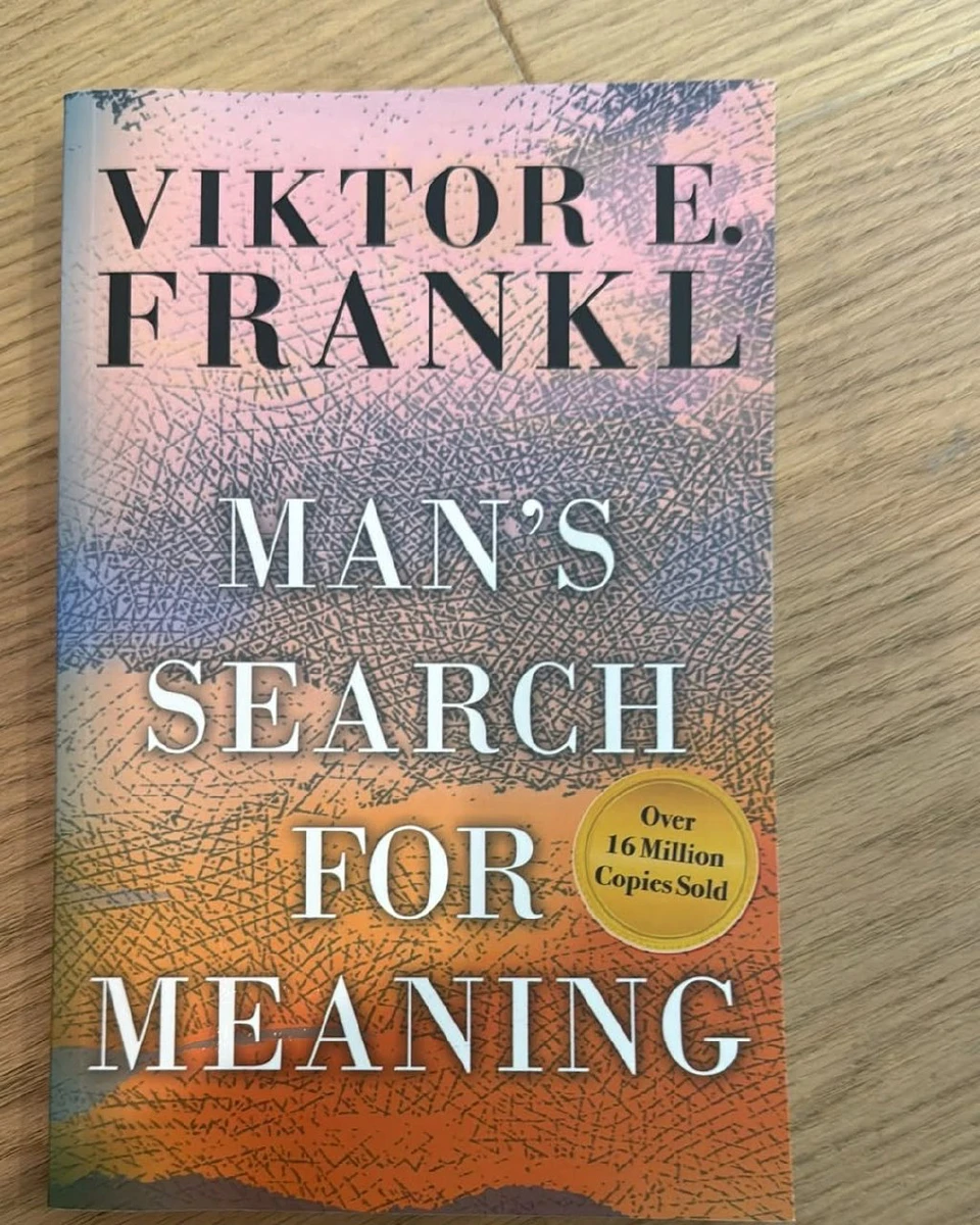 Лонгорія показала, яку книгу читає нині