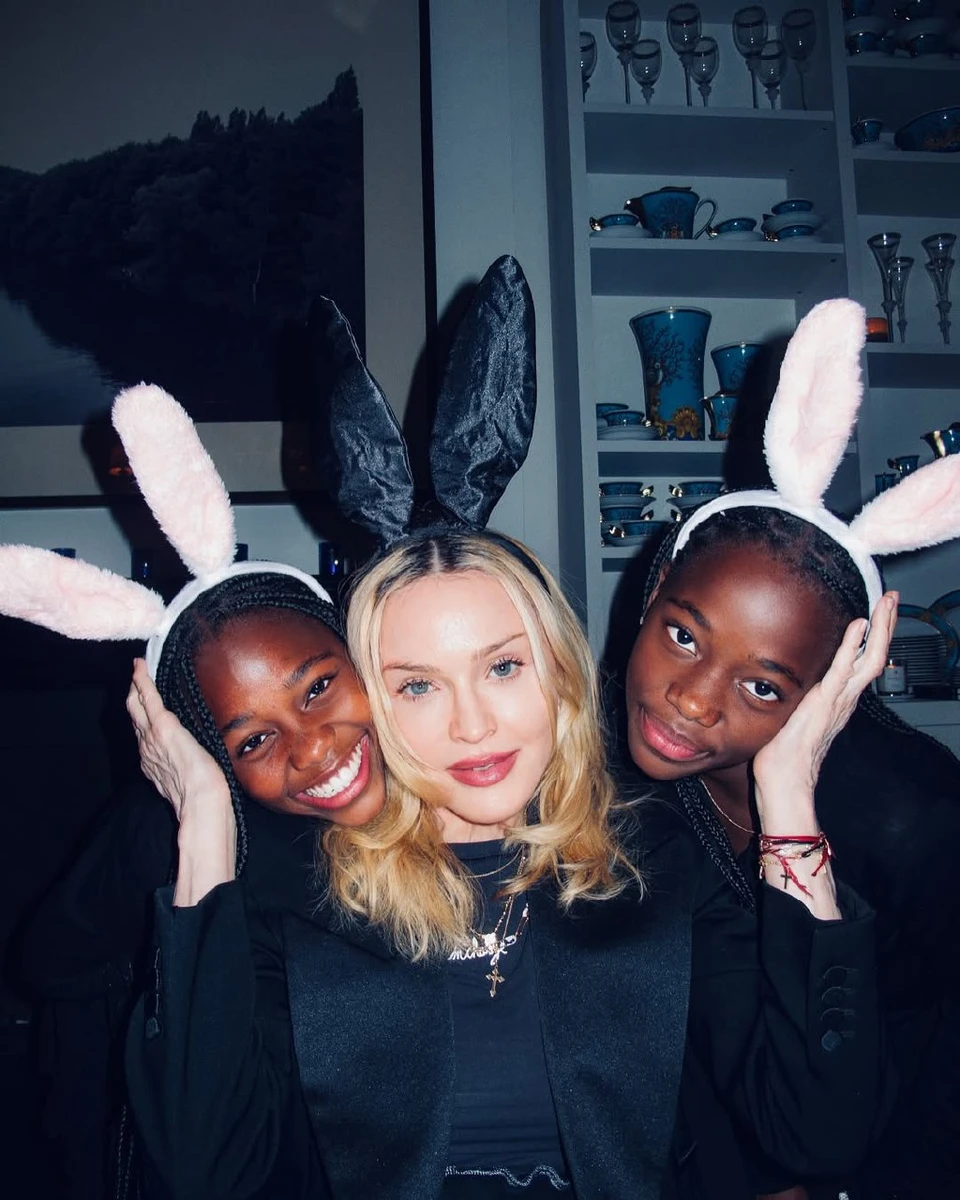 Мадонна з доньками-близнючками