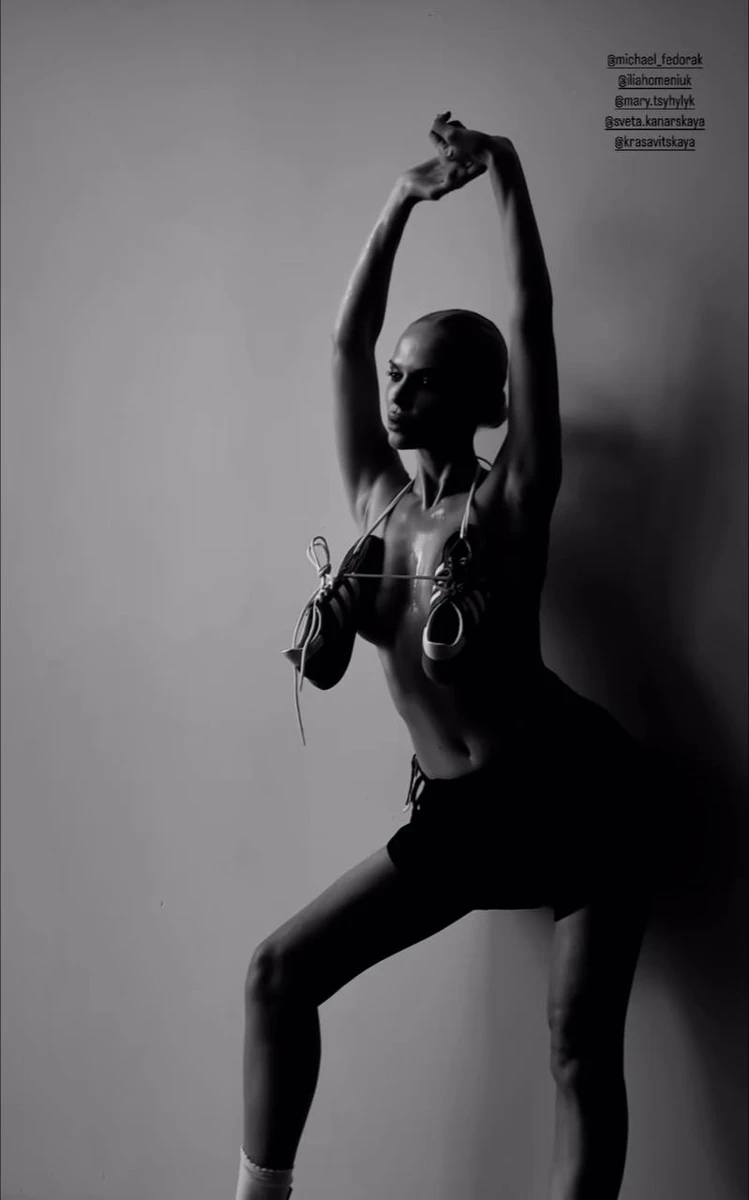 Ексдівчина Цимбалюка з кедами на грудях