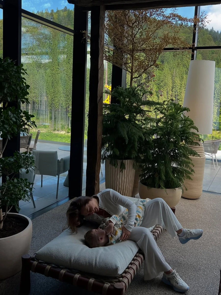 Анна Саліванчук обійняла сина в Буковелі