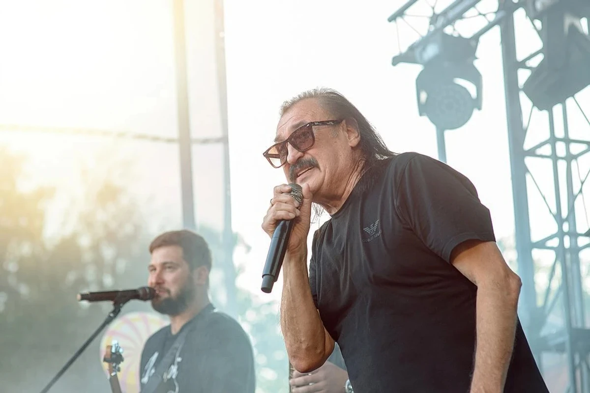 Степан Гіга позує для фото з мікрофоном