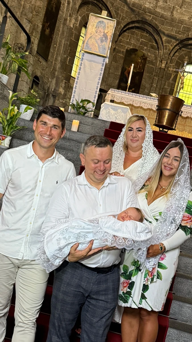 Руслан Маліновський з дружиною показався на хрещенні сина