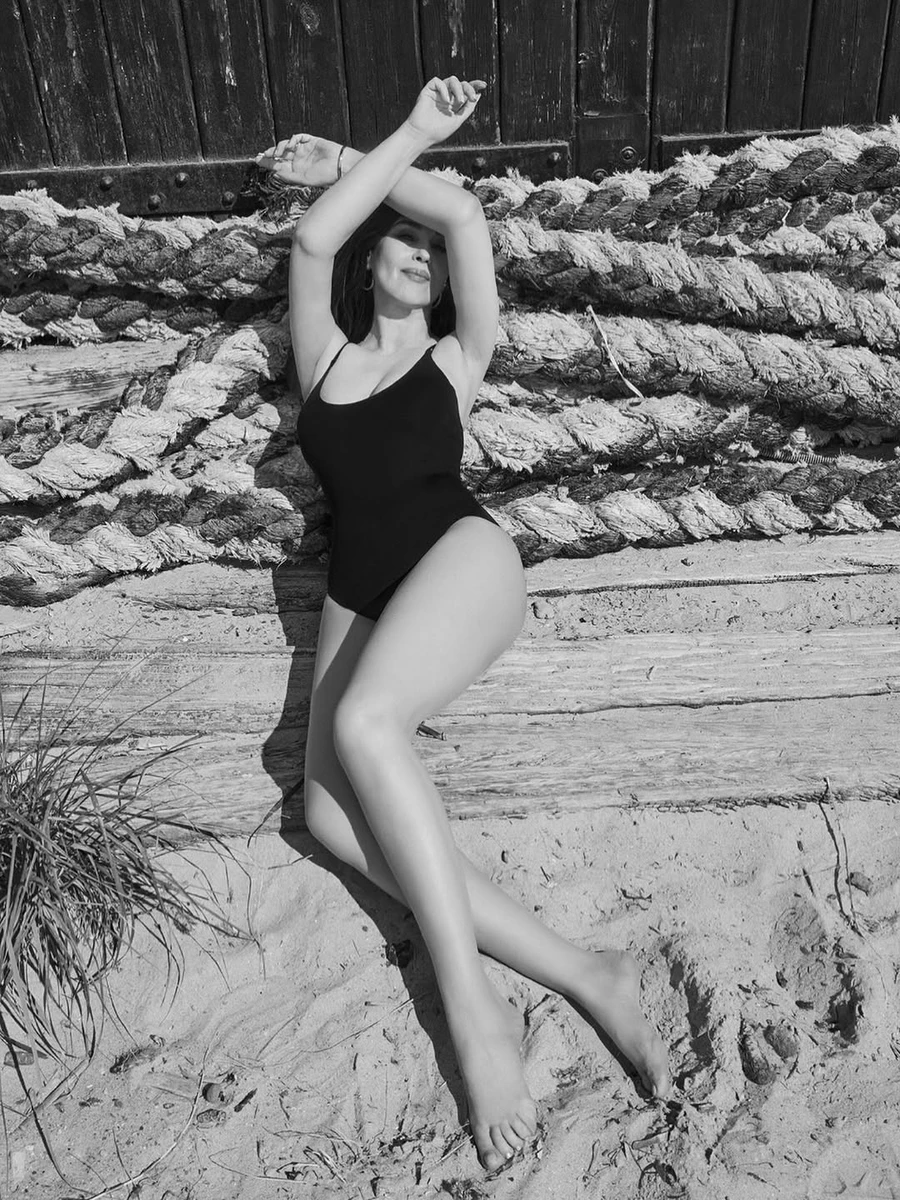 Моніка Белуччі у купальнику посвітила стегнами і бюстом для фото