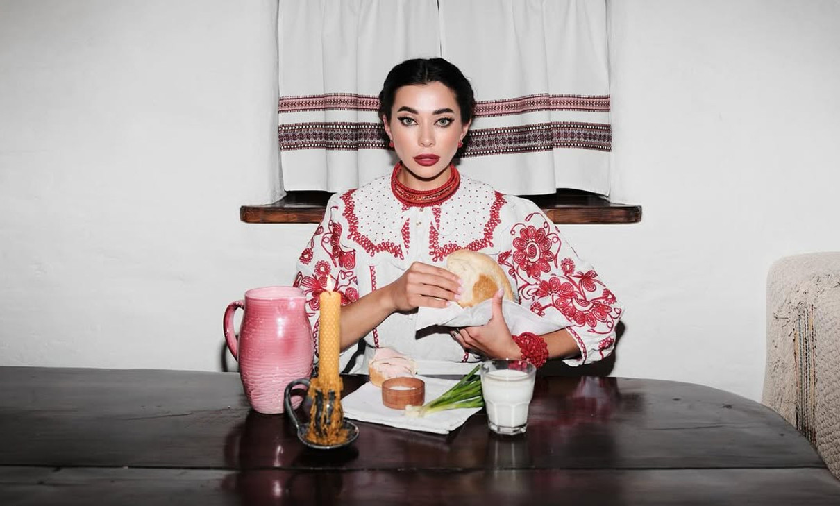 Анна Неплях показала фото в українській вишиванці