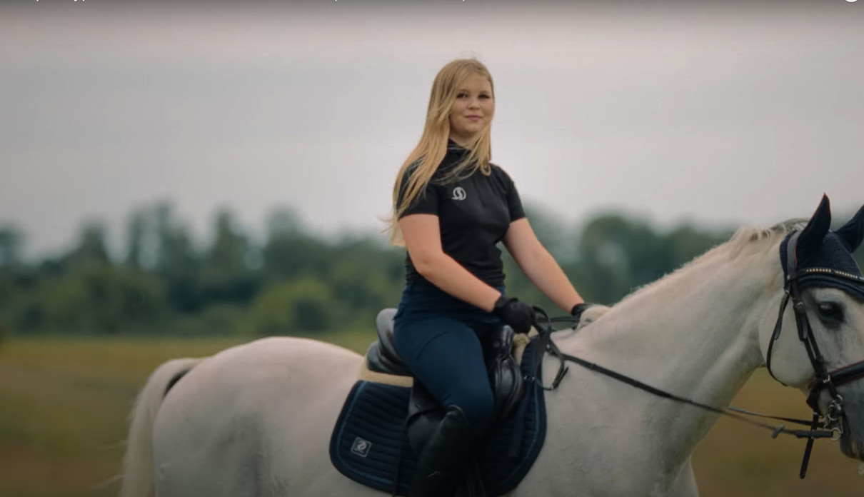 Марія Бурмака та Vlad Darwin представили емоційний кліп, в якому вона повертається в юність