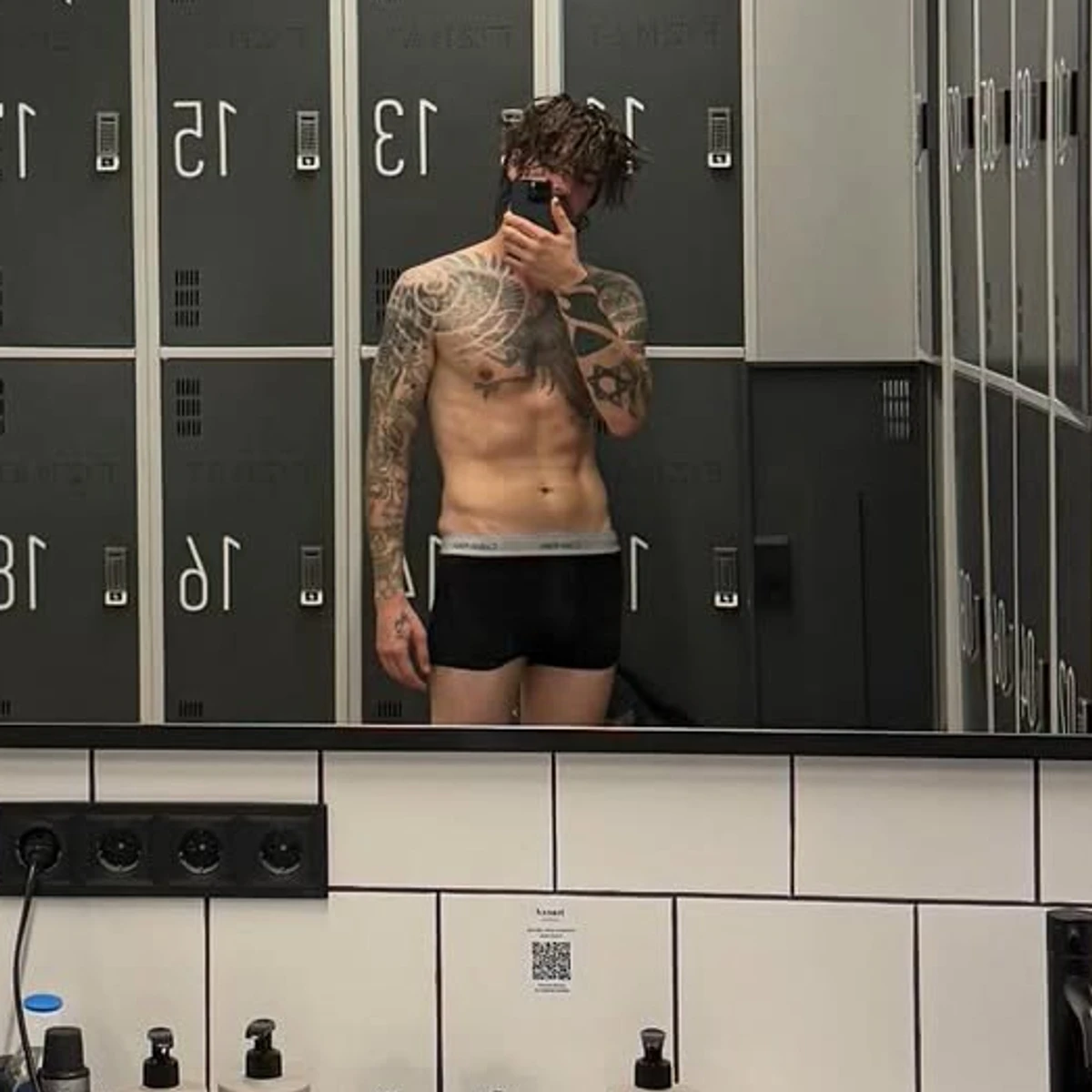 Дантес у трусах похвалився накачаним тілом