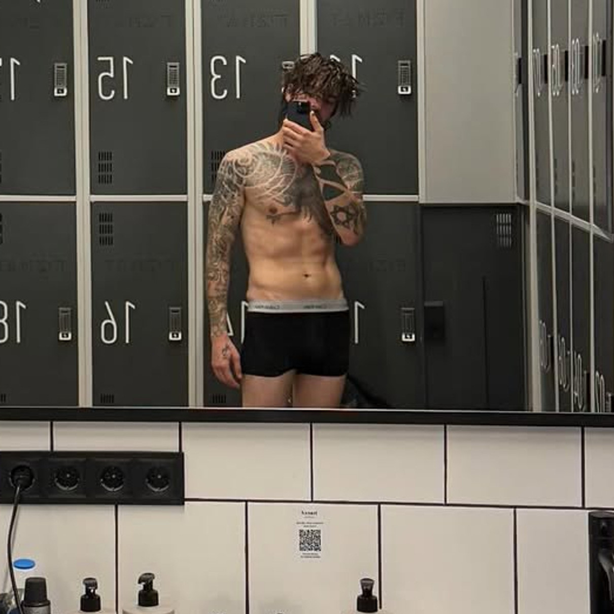 Дантес у трусах похвалився накачаним тілом