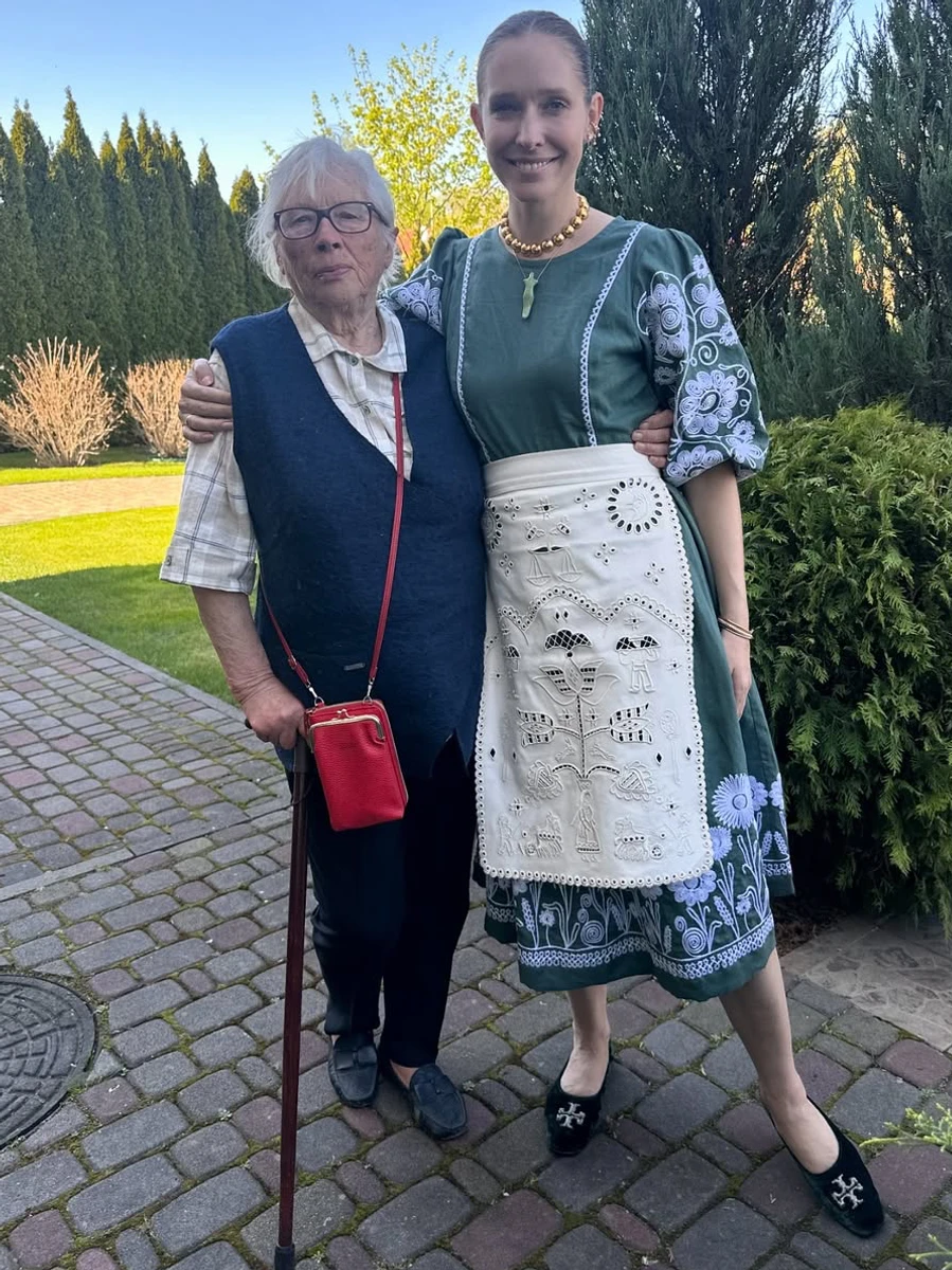 Катерина Осадча в етнічному луці попозувала з бабусею і привітала її з 90-річчям