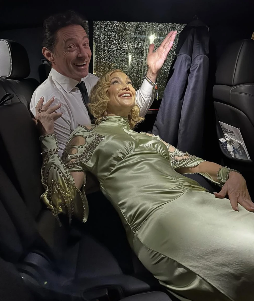 Кейт Хадсон полежала на Х'ю Джекмані в машині