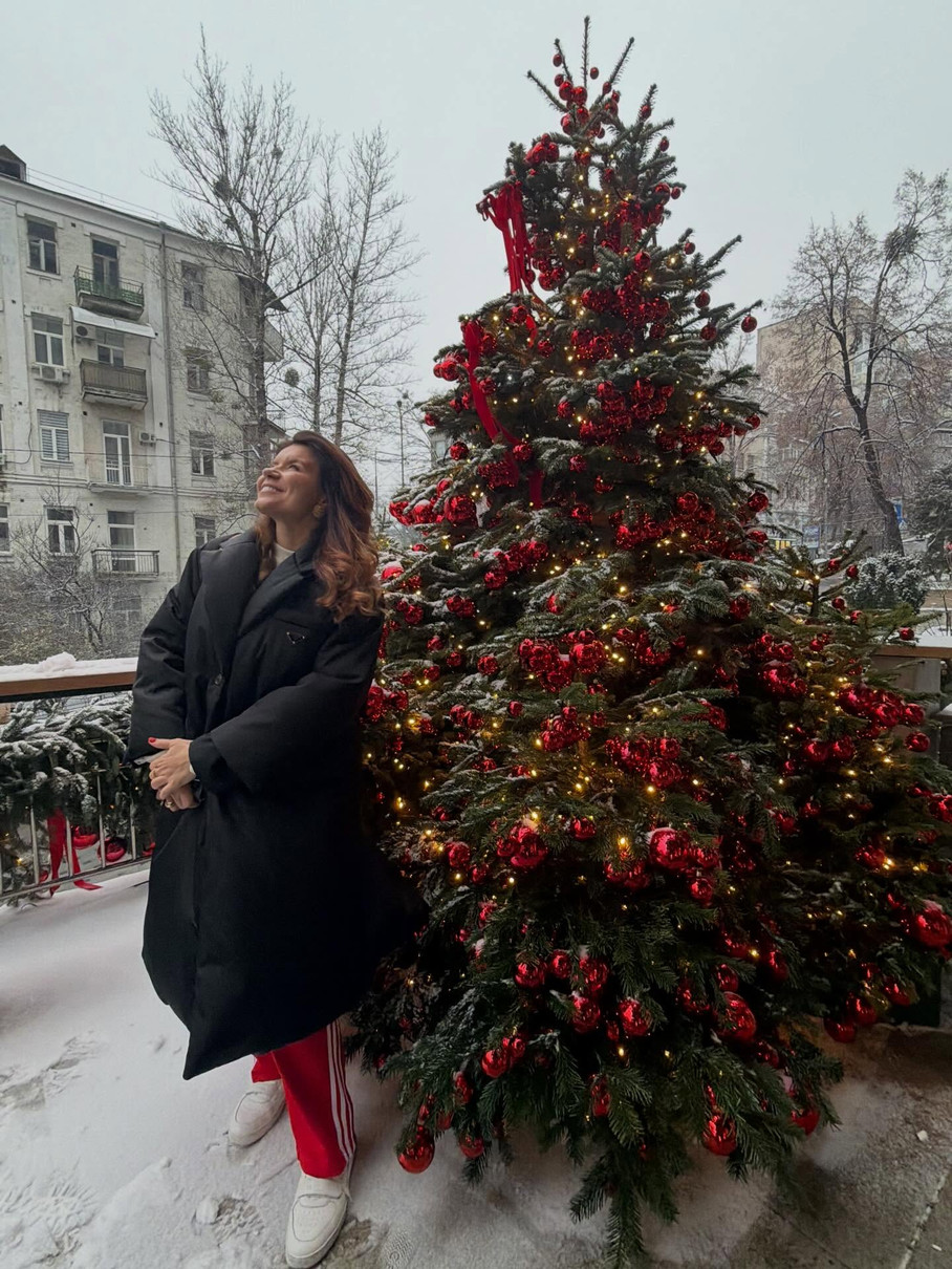 Ірина Монатік коло ялинки