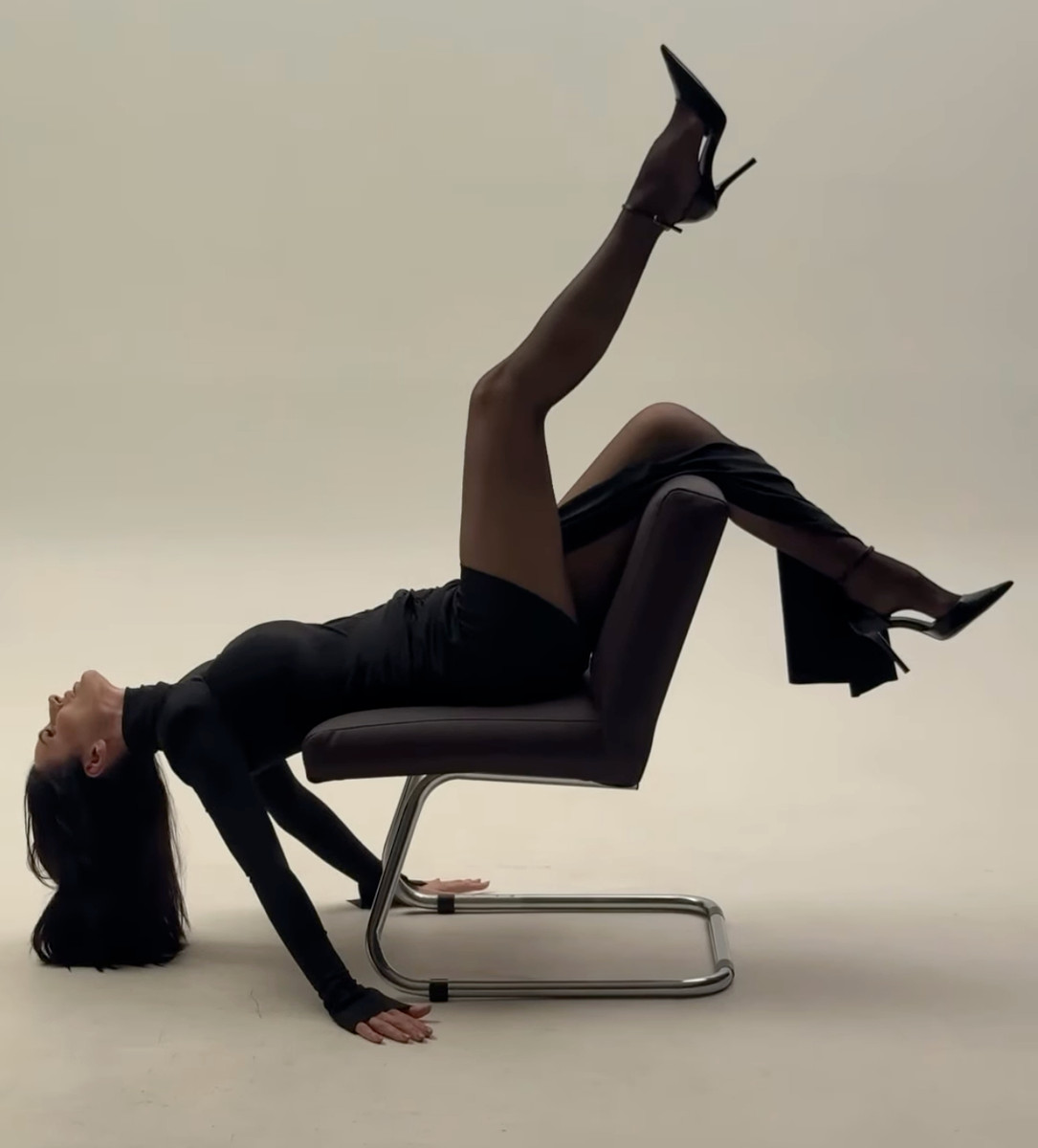 Маша Єфросиніна у сексі сукні позвисала з стільця на фото