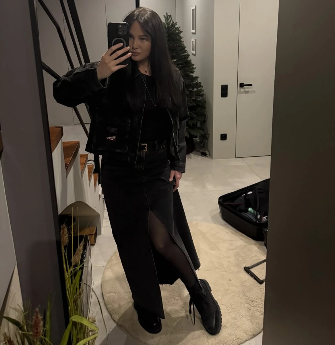 Дружина Позитива покрасувалась у спідниці з розрізом