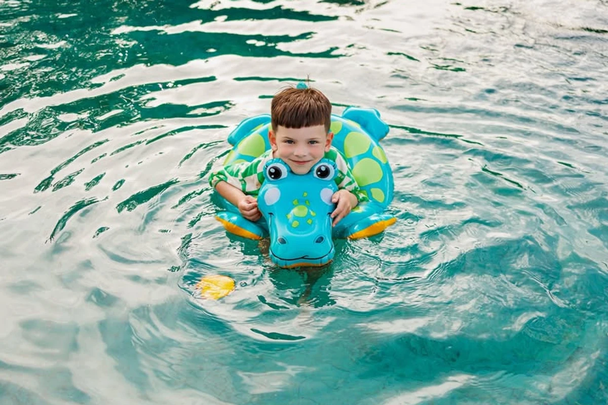 Інна Мірошниченко показала сина у басейні на Балі