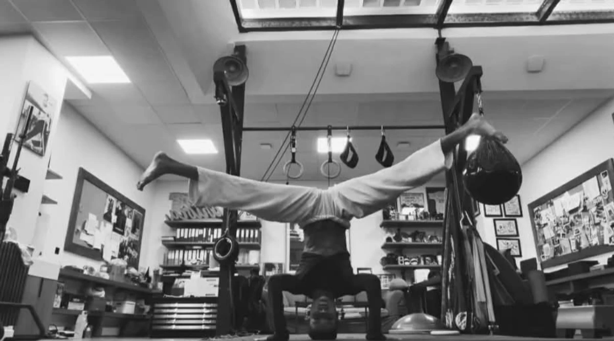 Нара Баптіста вразила складною стійкою на руках