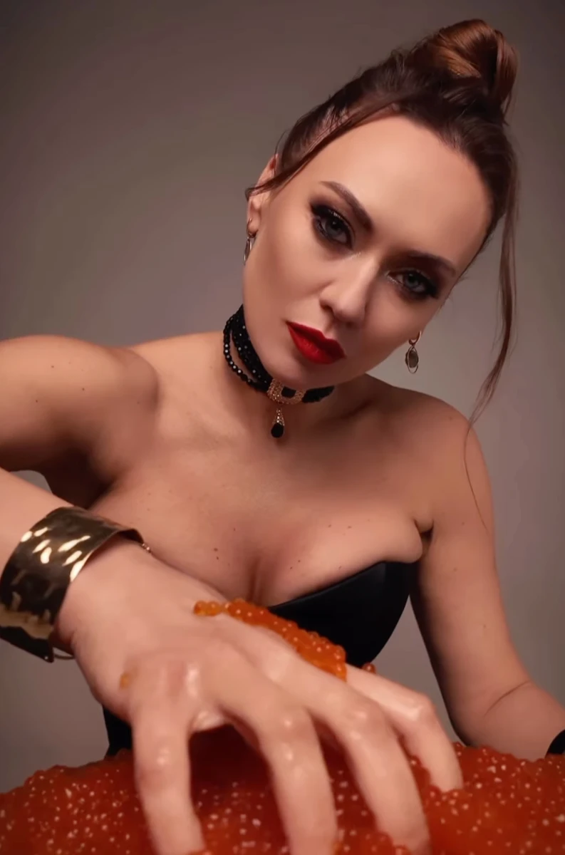 Анна Саліванчук наробила спокусливих фото з ікрою