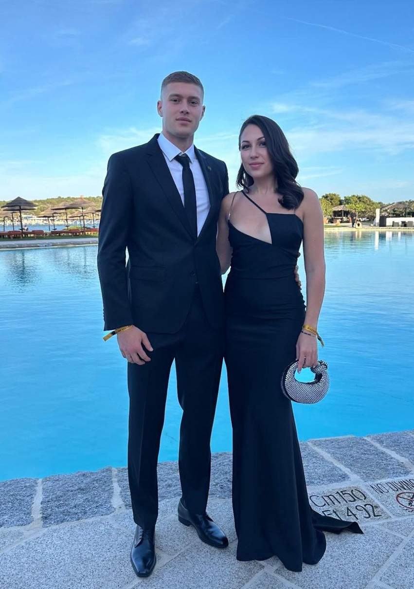 Довбик із дружиною на церемонії футбольної премії Globe Soccer Awards