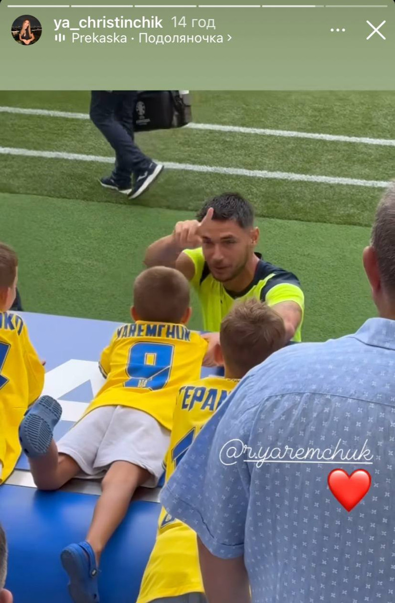 Роман Яремчук цілує сина після переможного гола