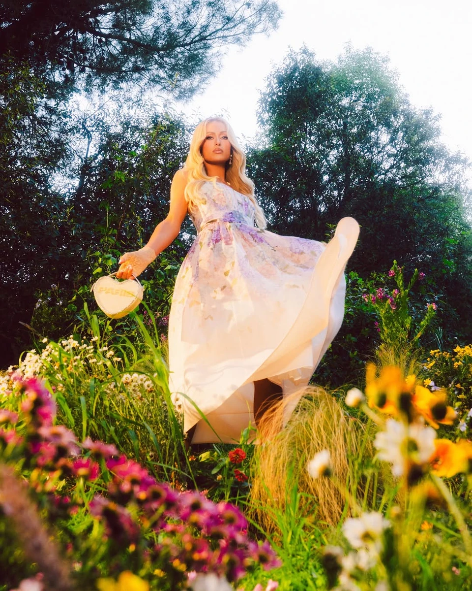 Періс Хілтон у квітковій сукні покрутилася серед рослин