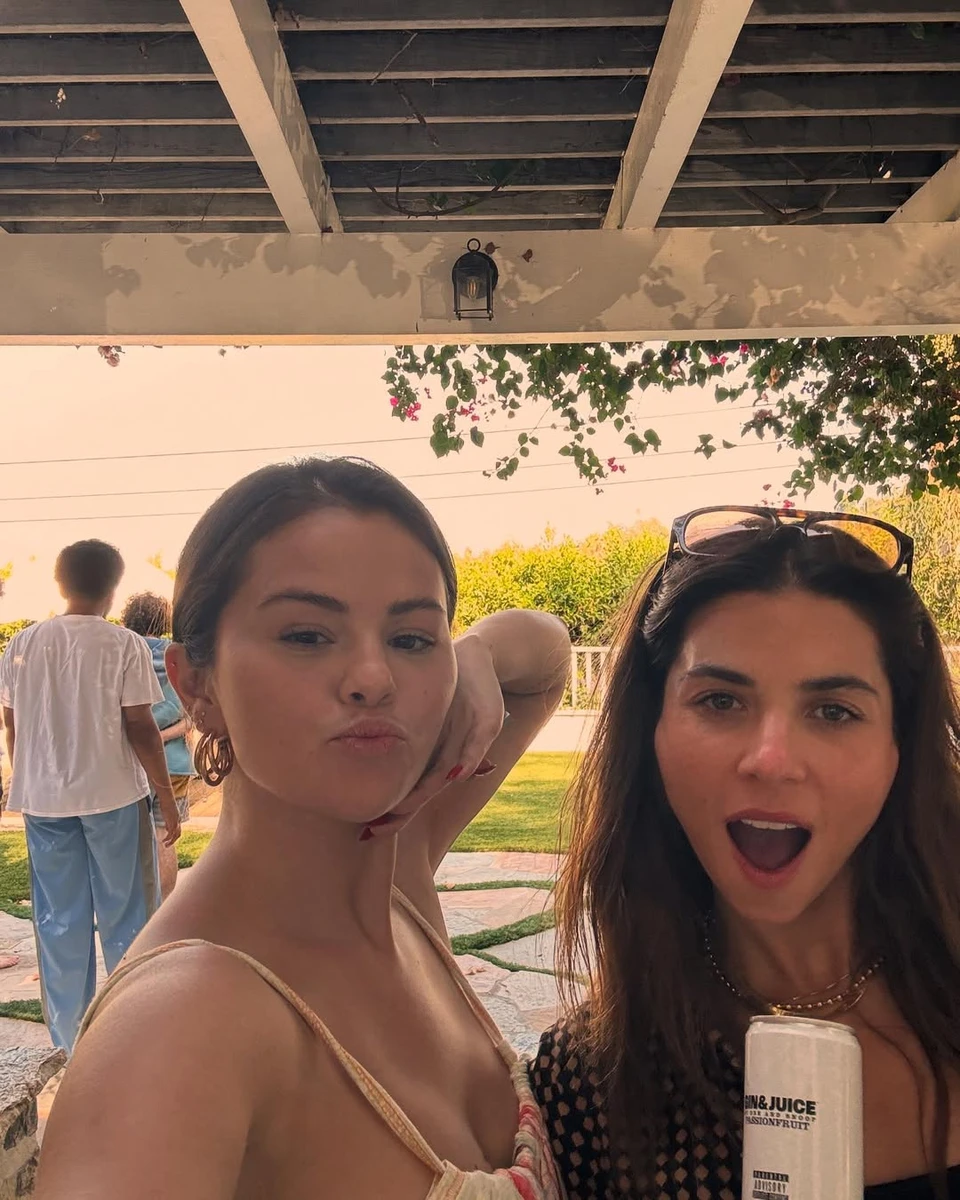 Селена Гомес без мейку та в топі попозувала з подругою