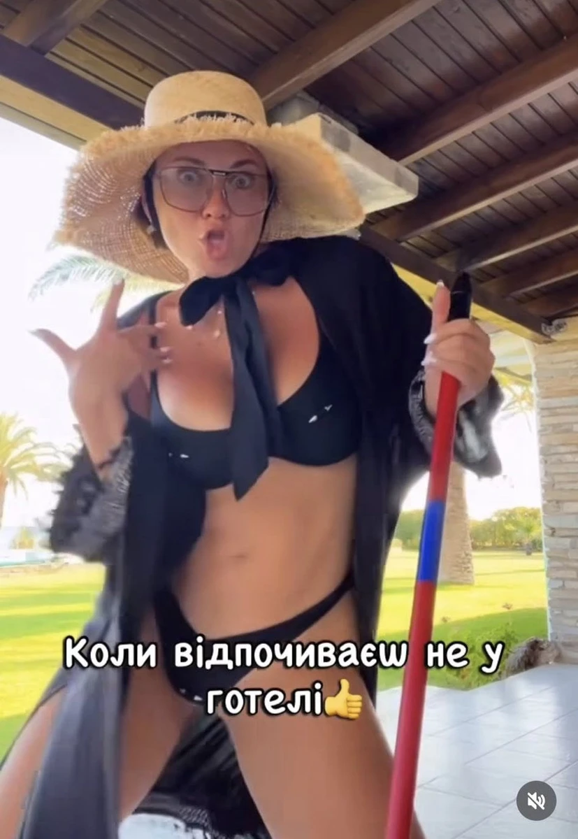 Анна Саліванчук у купальнику