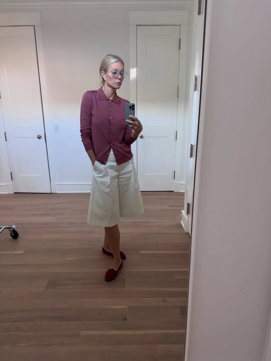 Гвінет Пелтроу у шортиках і сорочці попозувала біля дзеркала