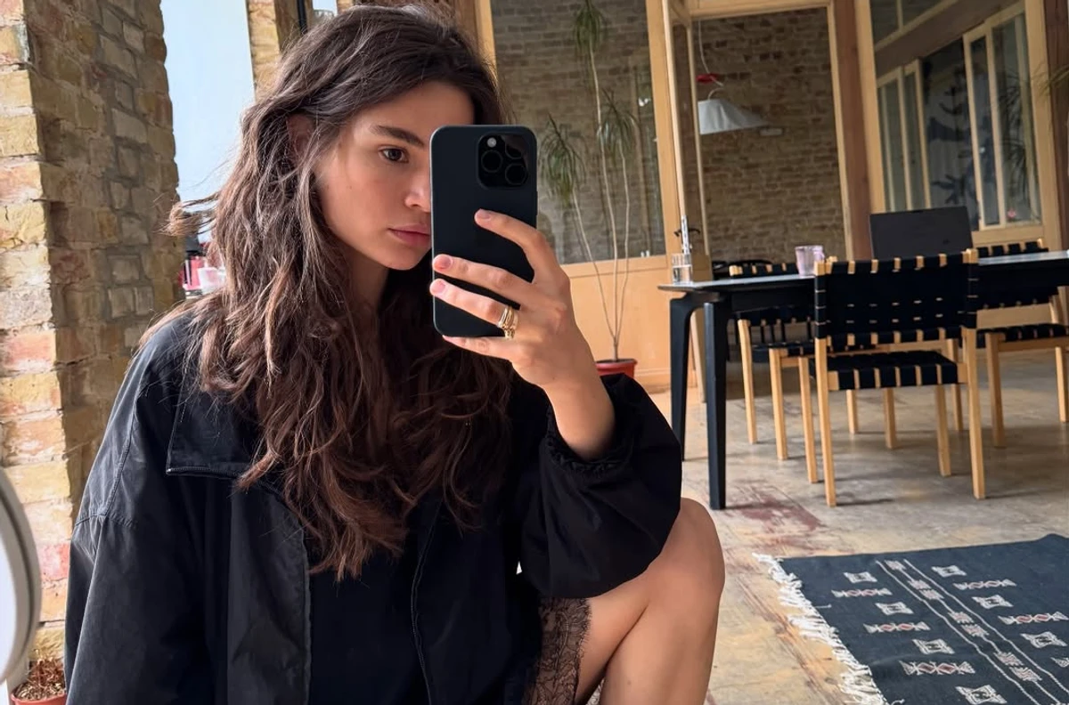 Даша Кацуріна позує для фото