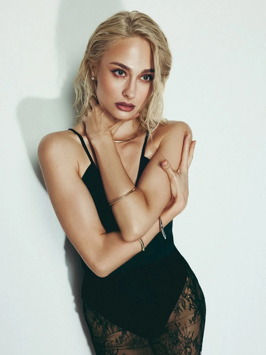 Анастасія Цимбалару у мереживній спідниці блиснула тілом для фото