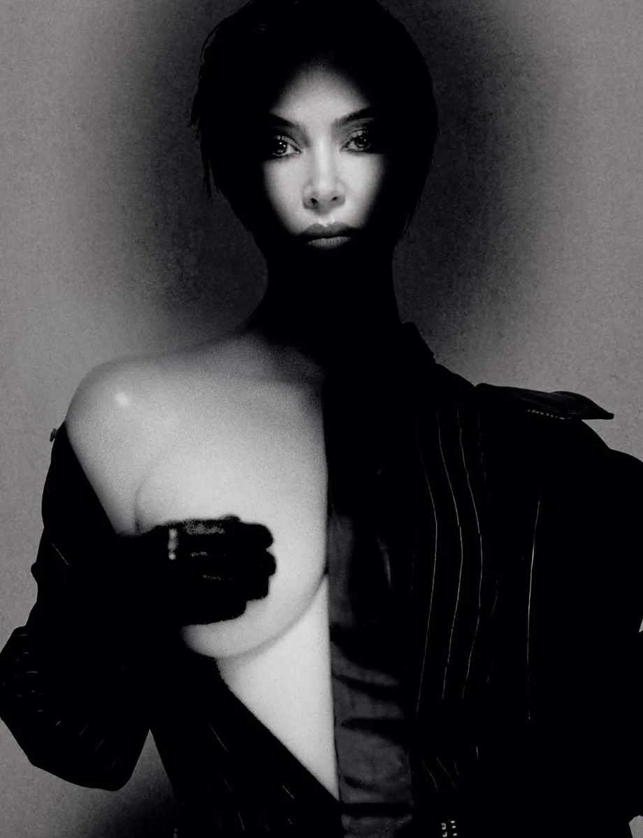 Кім Кардашян у пальто виставила оголені груди для журналу