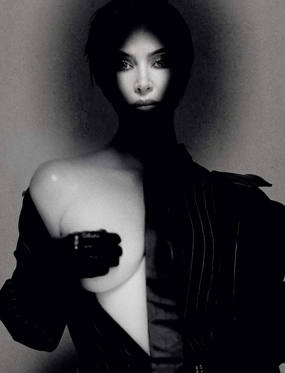 Кім Кардашян у пальто виставила оголені груди для журналу