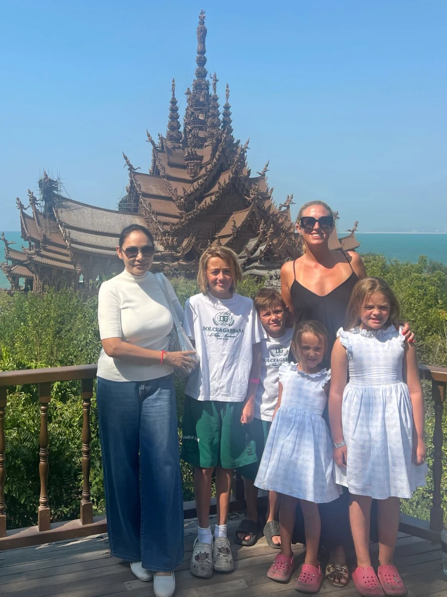 Дружина Ф'юрі попозувала з дітьми на відпочинку в Таїланді