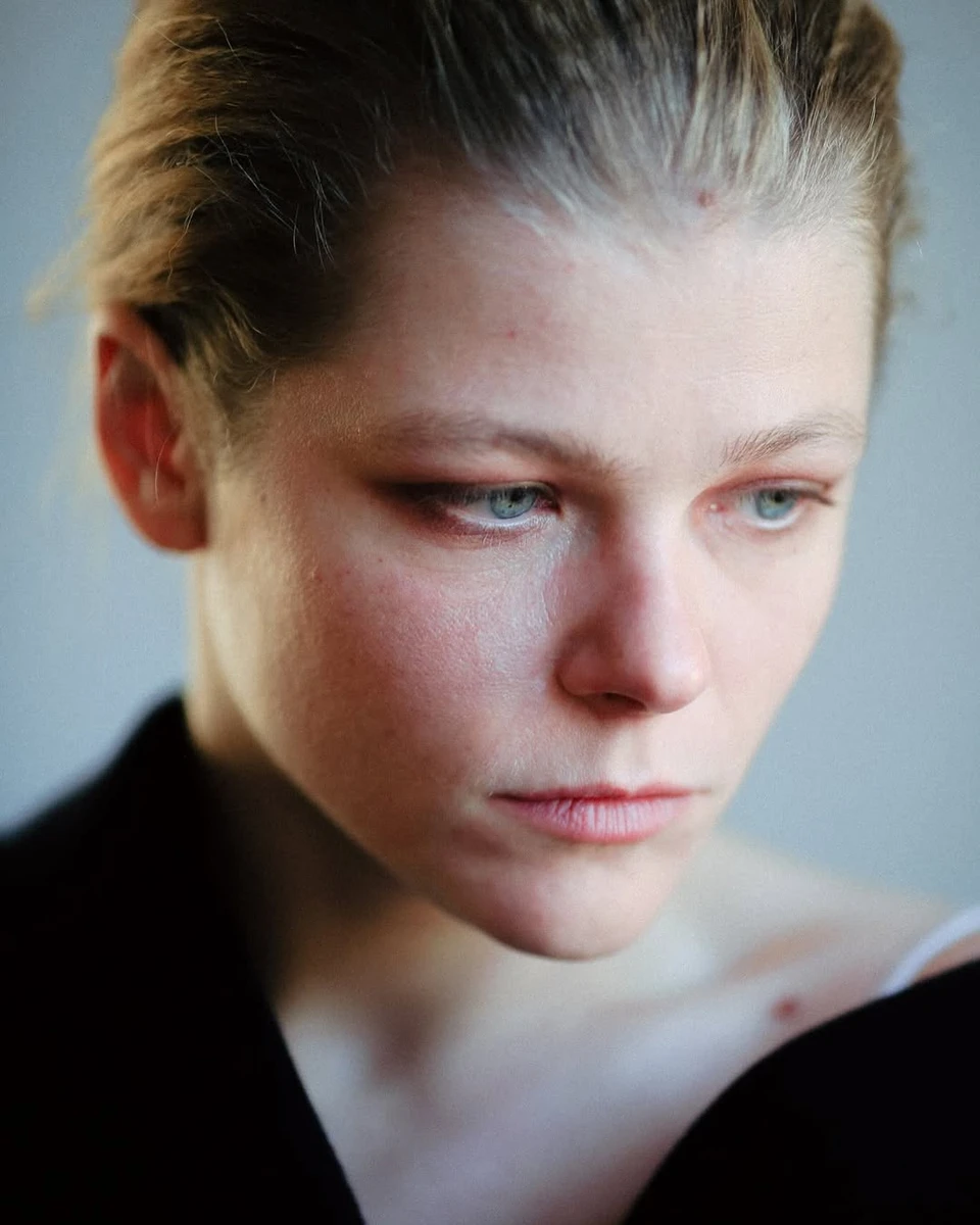 Анастасія Пустовіт позує для портрету