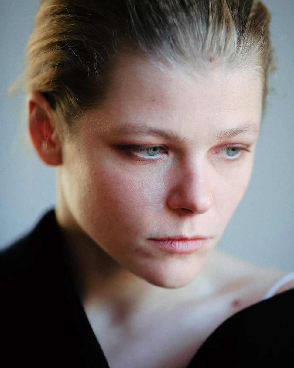 Анастасія Пустовіт позує для портрету