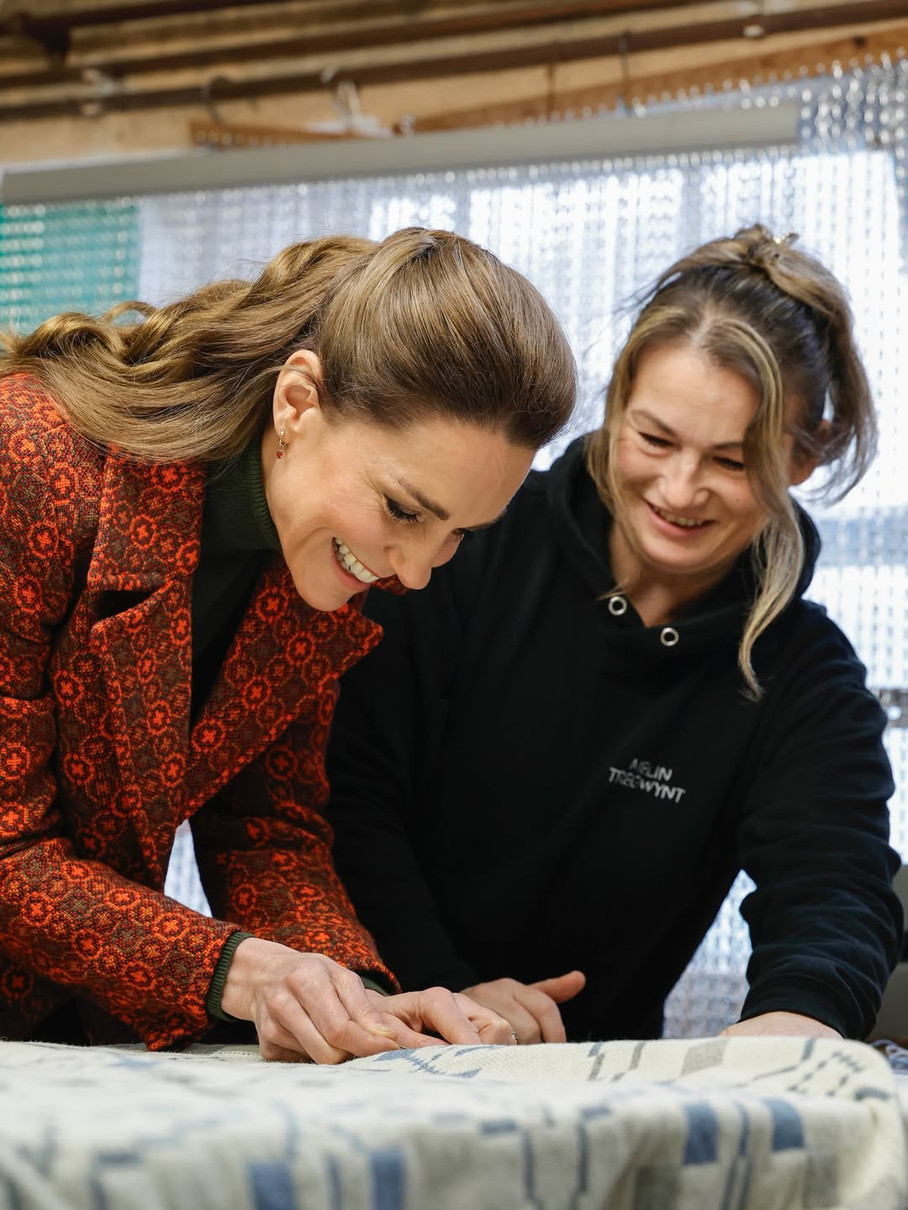 Кейт Міддлтон у яскравому пальті завітала на виробництво килимів