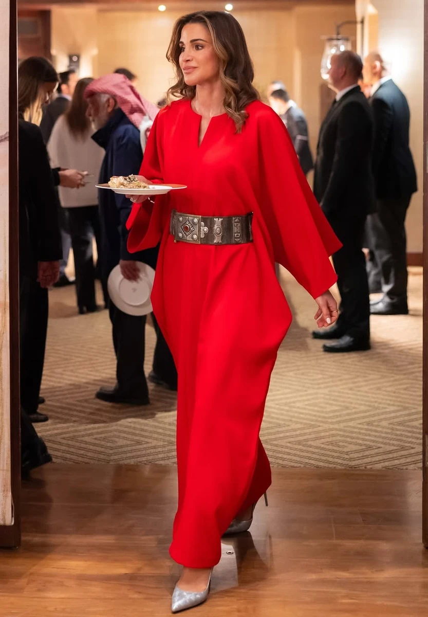 Королева Ранія у яскравому образі попозувала на вечері до Рамадану