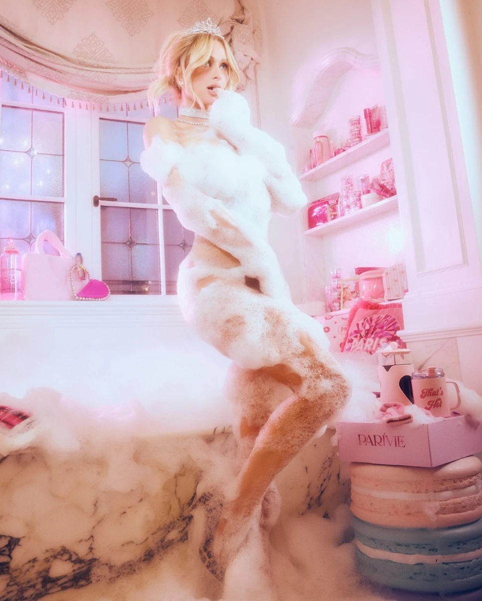 Періс Хілтон з піною на тілі посвітила стрункими ногами