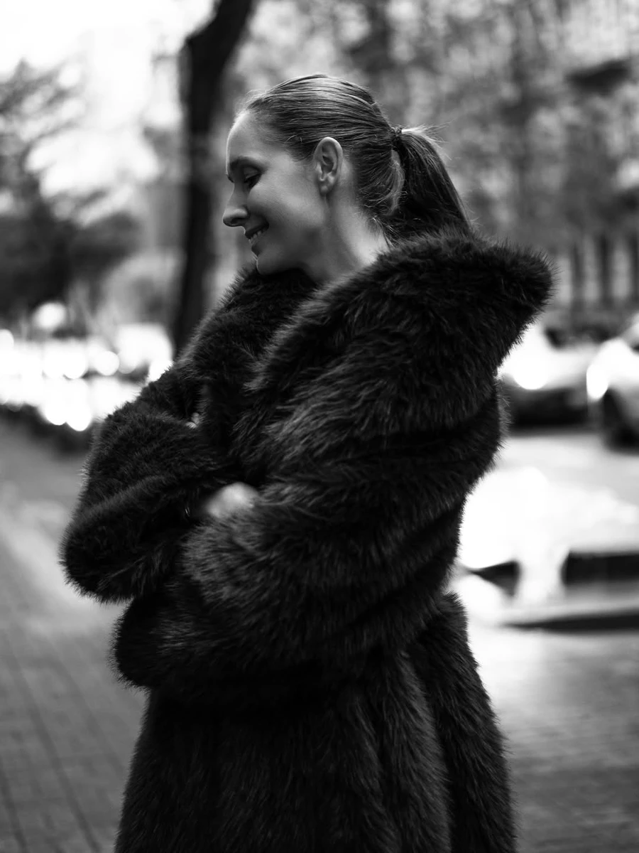Катя Осадча у шубі наробила атмосферних фото у Києві