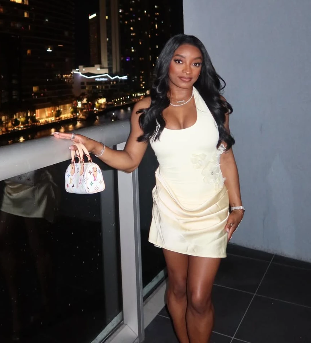 Олімпійська чемпіонка Сімона Байлз у міні посвітила тілом на балконі