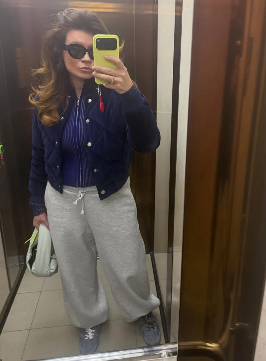 Дружина Монатіка попозувала у спортивках на стильній кофтині