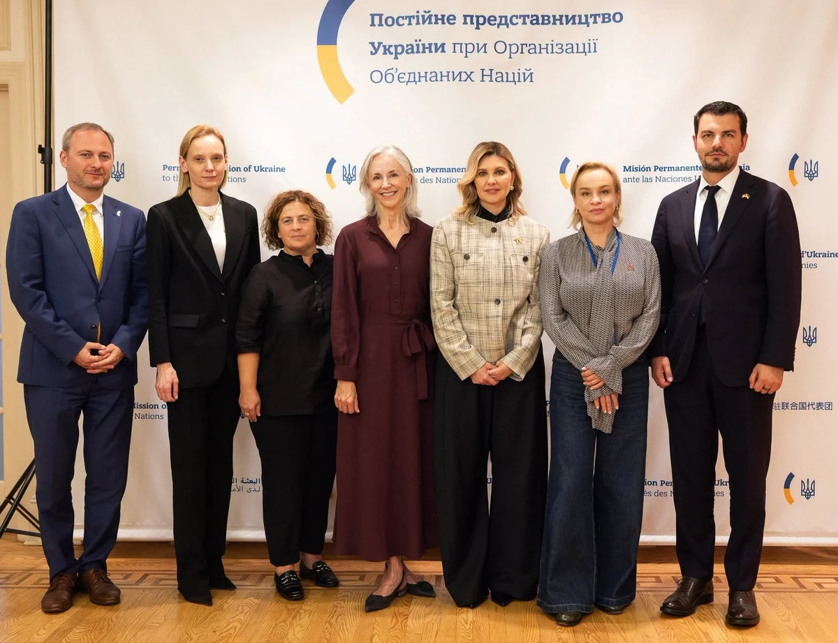 Поруч із Зеленською її незмінна права рука і подруга Ірина Пікалова, яка опікується фондом першої леді