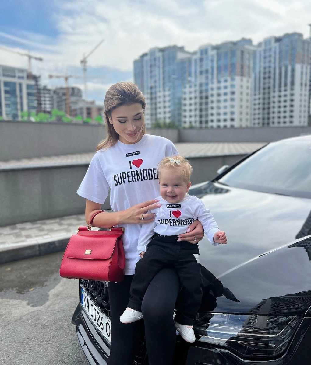 Після народження доньки чоловік подарував коханій автівку