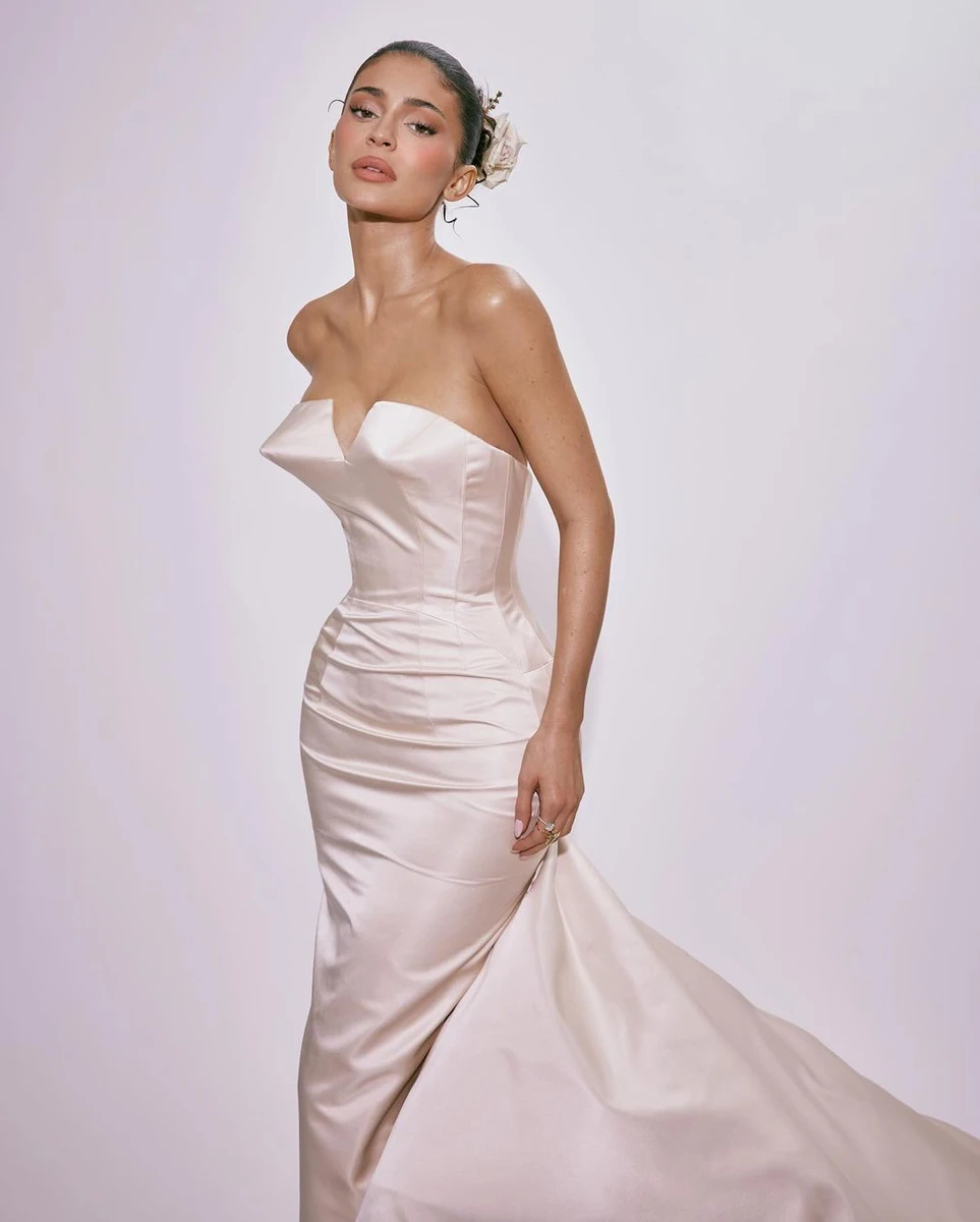 Кайлі Дженнер вирішила обрати витончену класику від Oscar de la Renta, а тему квітів та саду обіграти за допомогою зачіски