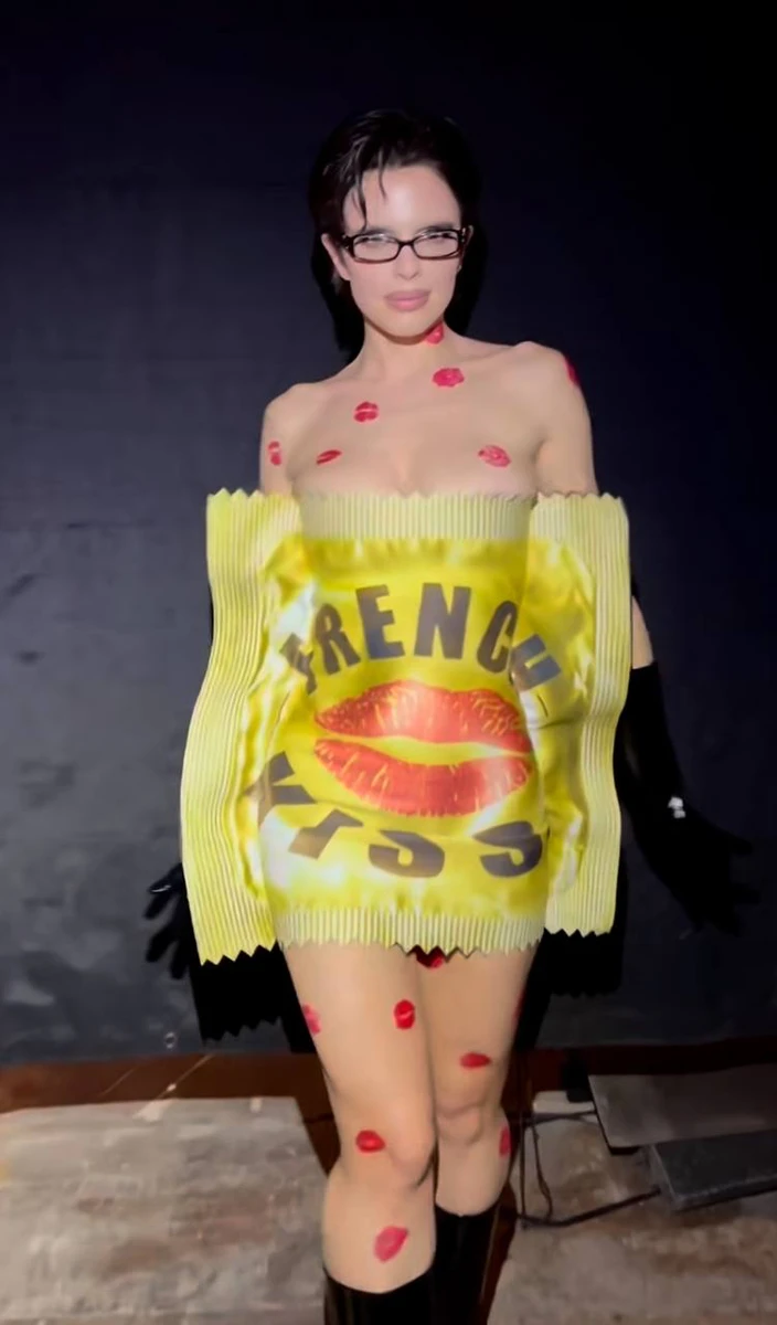 Джулія Фокс і мінісукні