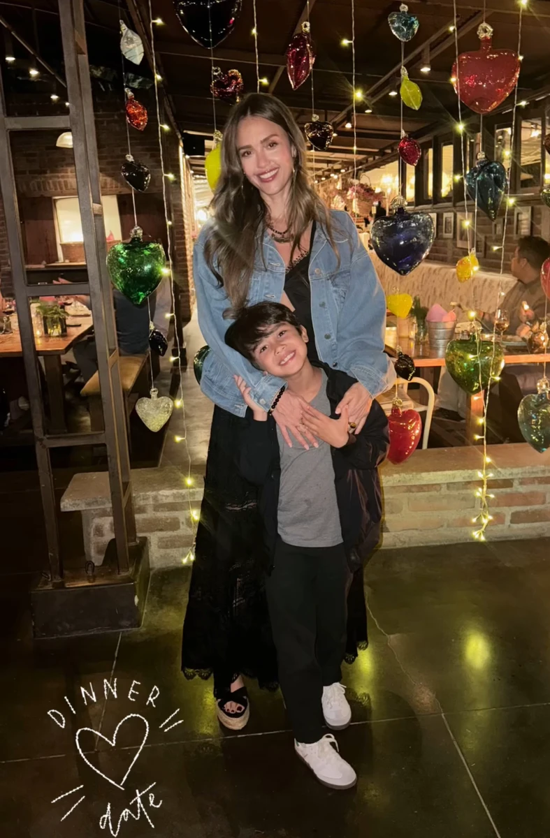 Джессіка Альба разом з сином поїхала до Мексики