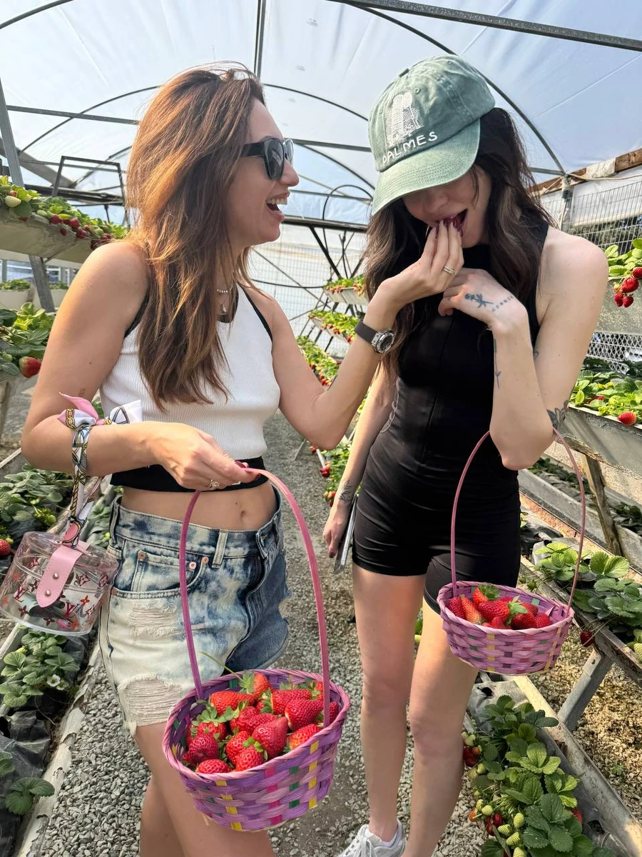 Надя Дорофєєва з полуницею