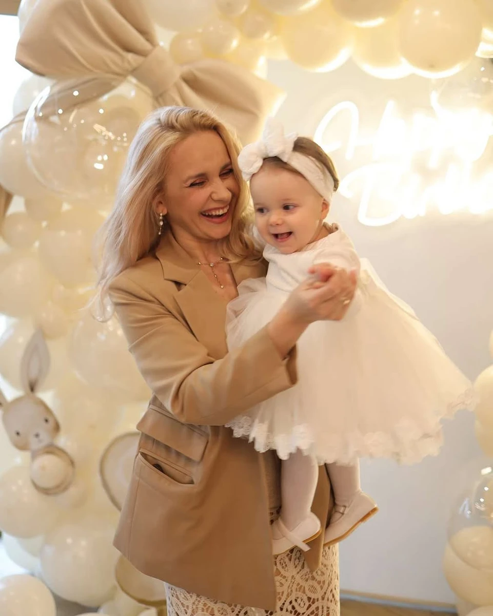 Лілія Ребрик обійняла молодшу доньку