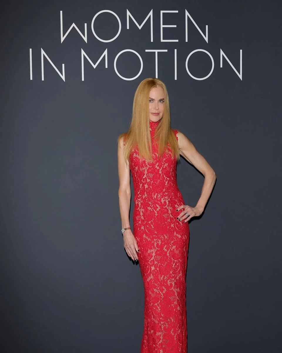 Ніколь Кідман у червоному мереживі засвітила струнку фігуру