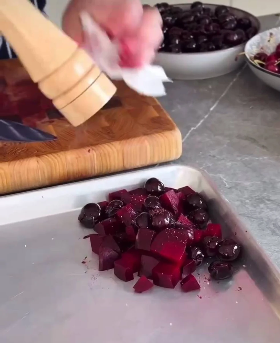 До речі, виходить такий собі дуже корисний червоний салат