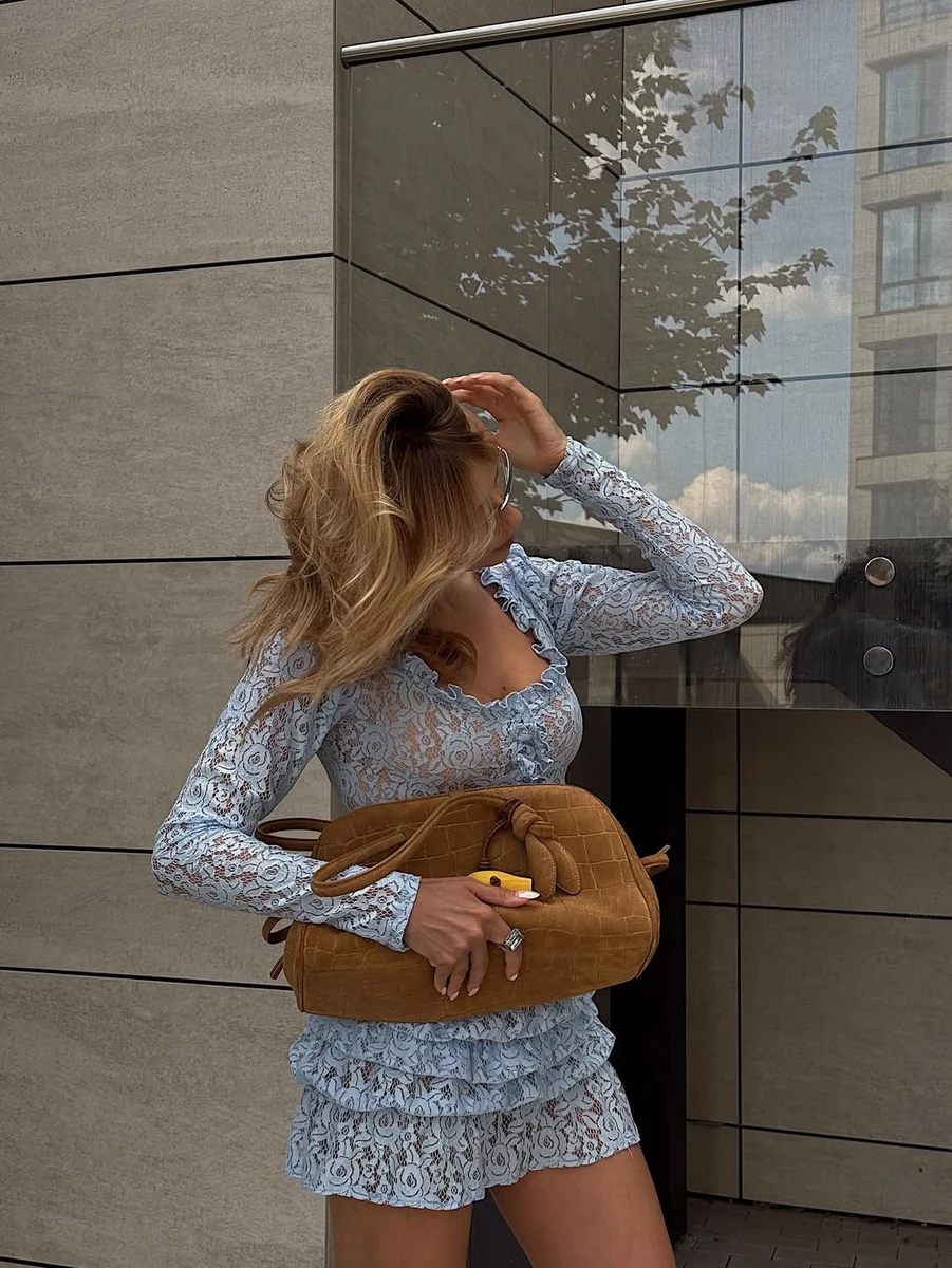 Ведуча вражає своєю формою